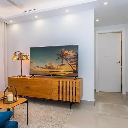 Sea Views In Heart Of By The Beach Apartment