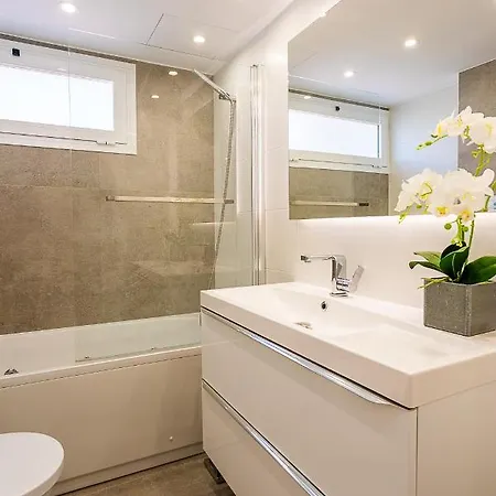 Sea Views In Heart Of By The Beach Apartment